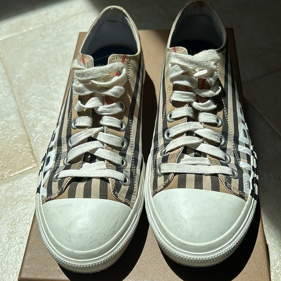 BURBERRY A:MF Larkhall M logo in Archive Beige size 42 - Picture 3 of 10